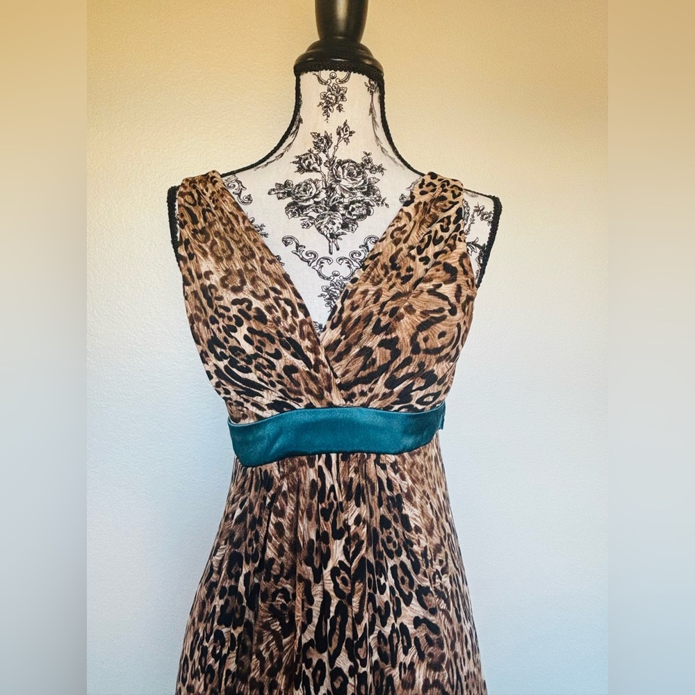 B. Smart Leopard Print Midi Dress with Teal Highlights - Picture 12 of 14